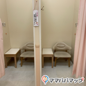授乳室は二部屋ありました。向かいに椅子だけのお部屋もあり、こちらの授乳室のみ男性は入らないでくださいと注意書きがありました。