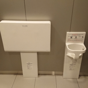 多目的トイレにあるおむつ交換台とベビーキープ