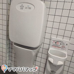 おむつ替え台とベビーチェアです。