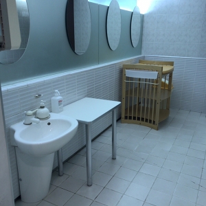 女性トイレ内のおむつ台
