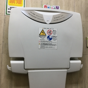 一階の駐車場側にある多目的トイレにおむつ交換台が設置されています！