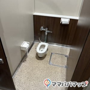 授乳室ではないですが、トイレ内に幼児コーナーがありました。
