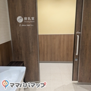 授乳室は鍵付きの個室で広々としており、ベビーカーも余裕で入ります。（2024/6/6）