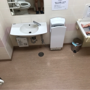 おむつ台。洗剤がオスメイトのところにしかない。