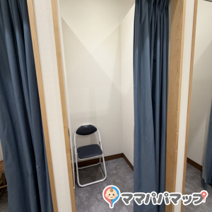 簡易椅子が１つずつ