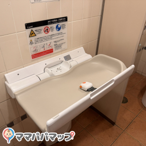 ロイヤルホスト 小倉東インター店の授乳室・おむつ替え台の写真(2枚目)