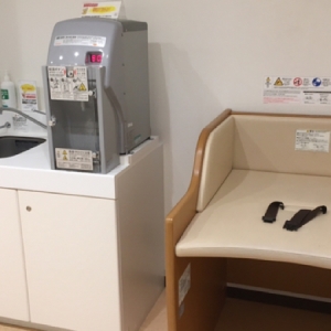 調乳給湯器、オムツ替え台