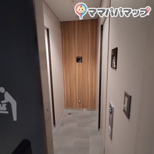 ドア開けて左側に授乳室入口