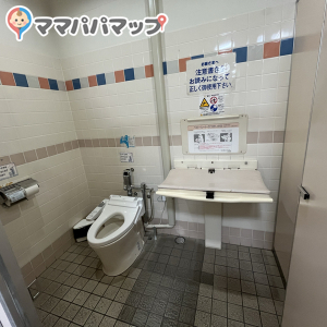 イオン福知山店　1階(1F)の授乳室・おむつ替え台の写真(3枚目)
