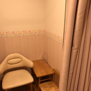 カーテンで仕切るタイプの授乳室が２つあります。