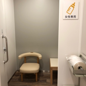 個室の授乳室。スライドドアで鍵がかけられますが、しめると夏場は暑いかも…