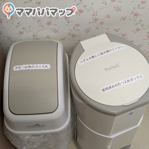 おむつ交換台の横に普通のゴミ箱とおむつ用のゴミ箱