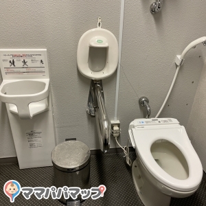 東京芸術劇場(2F)のオムツ替え台情報 画像4