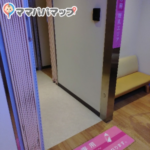 上野駅改札内ベビー休憩室(3F)の授乳室・おむつ替え台の写真(5枚目)