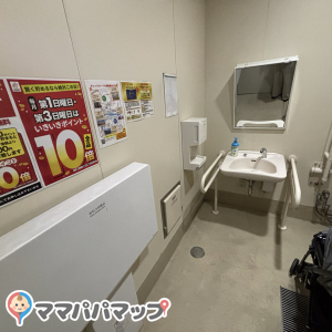 多目的トイレ内にあり。ベビーカーごとはいれます。
