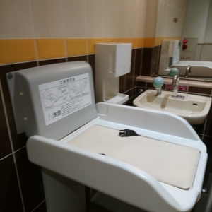 ベルク 江戸川臨海店(1F)の授乳室・おむつ替え台の写真(2枚目)