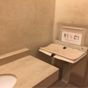 東武ホテル レバント東京(1F 女子トイレ)のオムツ替え台情報 画像1