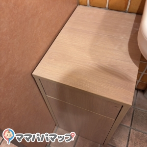 オムツ用のゴミ箱もありました