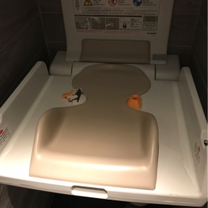 オムツ台@女性トイレ