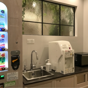 シンク、自販機、調乳用のお湯、電子レンジ