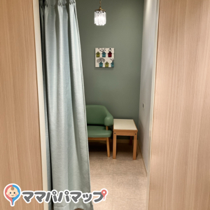 授乳スペースは広い個室だったので、ベビーカーと一緒に入ることができました。欲を言えば長椅子とかソファなら子どもを転がせるのになぁと思いました。