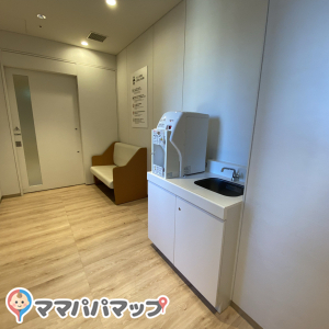 授乳室前の赤ちゃん休憩室はソファが2台、