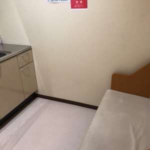 水道前に二人がけの椅子があります