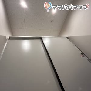 授乳室とオムツ台コーナーがつながっているため、とても臭いがくさい。