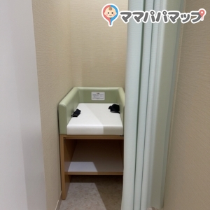 オムツ交換台の個室