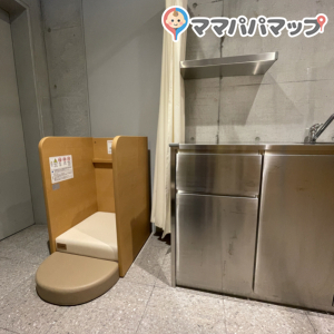 東京辰巳アイスアリーナ(2F)の授乳室・おむつ替え台の写真(1枚目)