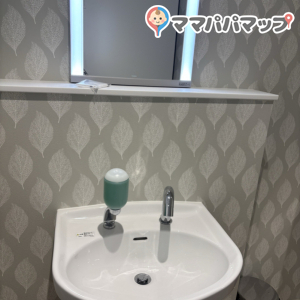ジョーシンハズイタウン守山(1F)の授乳室・おむつ替え台の写真(1枚目)