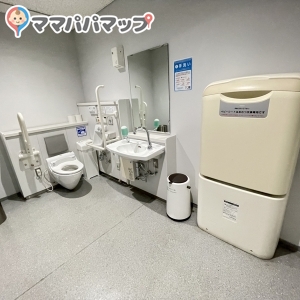 国立新美術館（1F展示場途中休憩室）(1F)の授乳室・おむつ替え台の写真(7枚目)