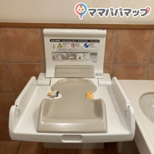 コメダ珈琲店 府中白糸台店(1F)のオムツ替え台情報 画像1