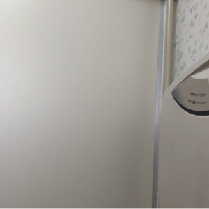 個室の中にもオムツ台があります