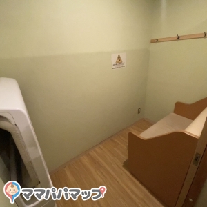 奥の個室内、おむつ替え台有り