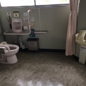 5階 多目的トイレ。折りたたみ簡易ベッドでオムツ交換できます。