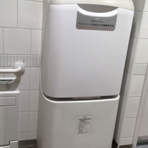 サンシャインシティ アルパ2F(多機能トイレ)のオムツ替え台情報 画像1