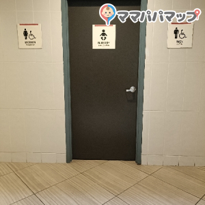 写真中央の扉です。
