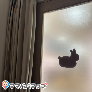 授乳スペースは個室で鍵付きの扉に更に内側にカーテンがついています