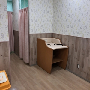 イズミヤ 伏見店(2F)の授乳室・オムツ替え台情報 画像4