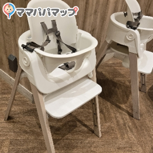 背もたれがあって、足もぶらーんとしないタイプ。
