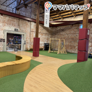 授乳室前は土足厳禁なので、ベビーカーはキッズスペース入口で置いておかないといけません