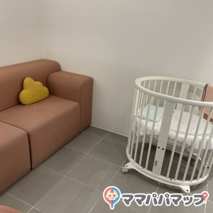 授乳室の個室、パパもOKなお部屋