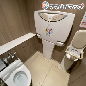 キラリトギンザ(4階多目的トイレ)(4F)のオムツ替え台情報 画像1