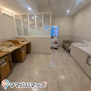 自販機とソファもあるのでパパもここで待てそう