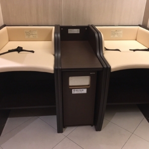 おむつ替え台は2台。おむつ捨てられます。