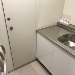 交換台隣にベビーチェアもあります。建物入り口左側にベビーカー2台の貸し出しがあります。