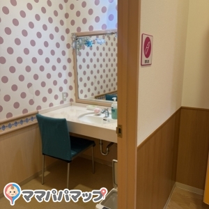 調乳室って書いてあったから覗いてみたが、調乳用のお湯はなかった。ネットで見た昔の写真にはポットが置いてあったので、もしかしたらたまたま置かれてなかったのかも？店員さんに聞いてみないことにはわからないけども。