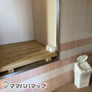 オムツ台とオムツのゴミ箱はあります