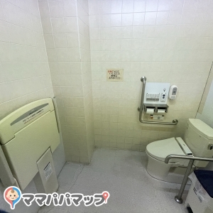 多目的トイレにおむつ替え台あります<span class="emoji emoji263a"></span>️